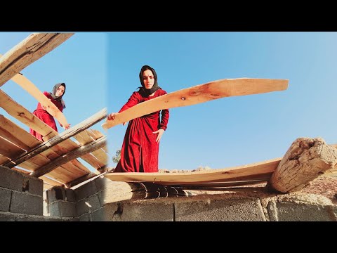 Видео: Бездомная мама построила крышу кухни из деревянных досок