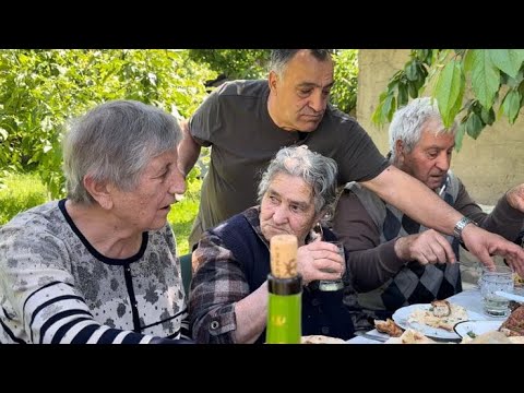 Видео: Готовим вкусный сочный шашлык с мамой,дядей и тетей.Колоритный видеоролик.Смотрите-не пожалеете!