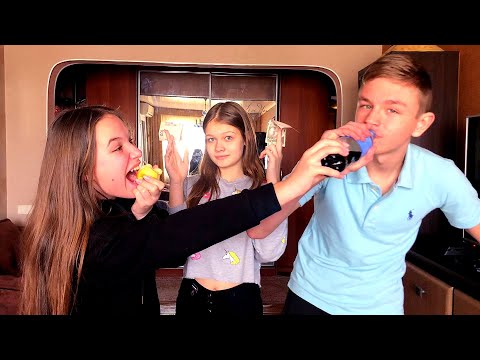 Видео: ДЕВОЧКИ КЛЕЮТ ДИМУ! И ПРИДУМАЛИ ДЛЯ ЭТОГО ИГРУ!