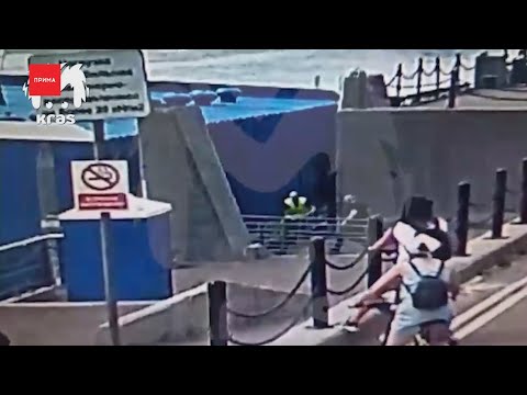 Видео: Красноярец спас тонущего в Енисее мальчика и его маму