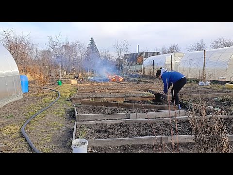 Видео: Пришла весна в наш огород, работаем как муравьи...