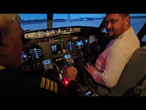 Видео: Впервые за штурвалом самолёта Boeing737