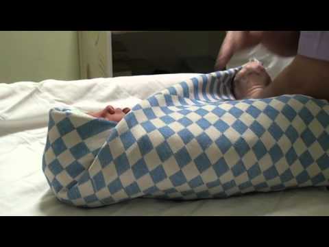 Видео: Как пеленать ребенка? Мастер-класс от профессионалов!