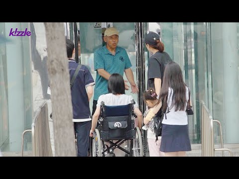 Видео: Реакция граждан на то, что пожилой мужчина игнорирует женщину в инвалидной коляске