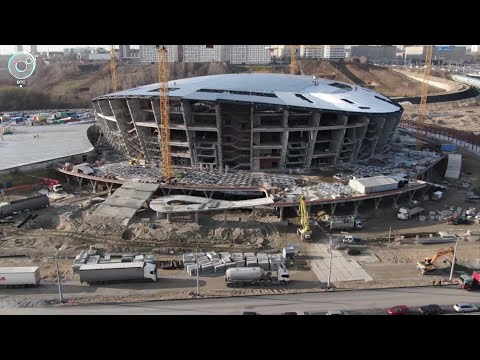 Видео: Цветные витражи начали устанавливать на фасаде нового ЛДС в Новосибирске