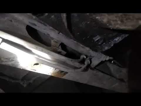 Видео: замена кронштейна и подушек рессор на УАЗ