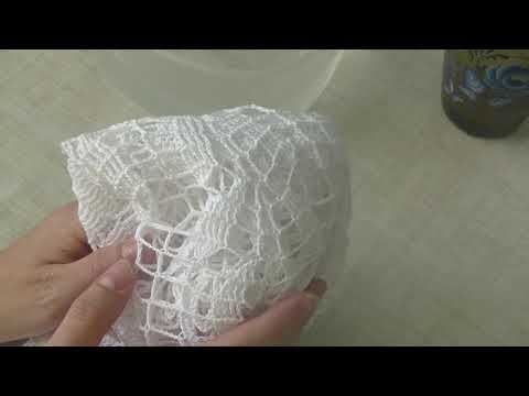 Видео: как накрахмалить салфетку связанную крючком