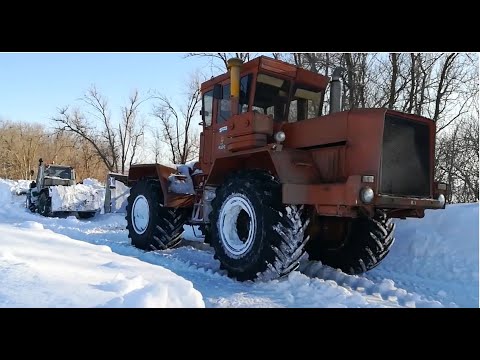 Видео: Трактор К-701М. Расчистка снега.