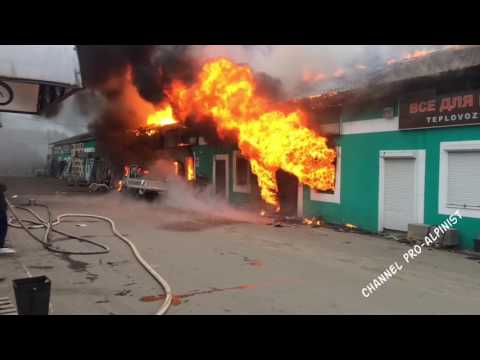 Видео: Сильный пожар в Селятино, сгорел торговый ряд