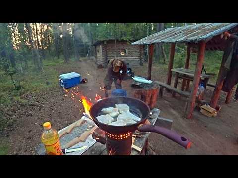 Видео: Живем в рыбацкой избе. Рыбалка в дали от цивилизации! Только закинули снасть и сразу трофеи!