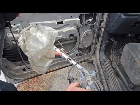 Видео: Замена стеклоподъемника 99-06 Chevy Silverado, GMC Sierra, Tahoe