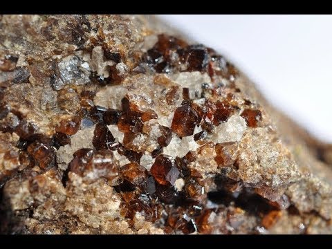 Видео: Гранаты Шиловского  золотоносного месторождения. Garnet