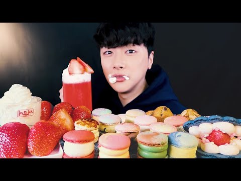 Видео: SUB)MUKBANG |Сладкие миндальные печенья! Гигантская клубника, взбитые сливки! Приятные десерты🍓