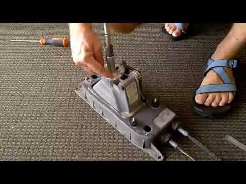 Видео: Установка шаровой опоры на рычаг переключения передач MK5, MK6, MK7 или MK8 MQB (2007 г.в.) VW ил...