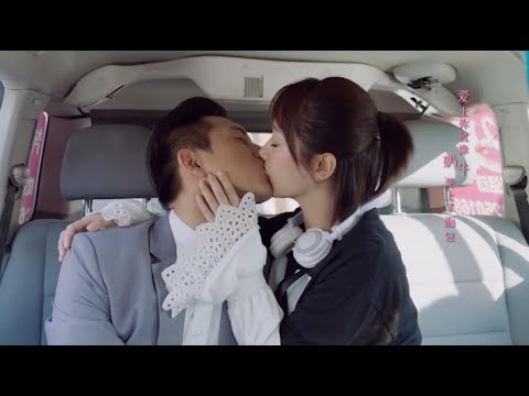 Видео: Герой, наконец, хочет зайти, чтобы сделать предложение, самый серьезный поцелуй в пьесе.