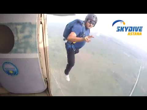 Видео: Веселые прыжки с парашютом в Астане. Funny skydive in Astana