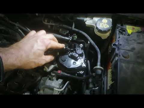 Видео: Правильная замена топливного фильтра Вольво V40 1.6D MPS. 6 2014г.    VOLVO 7.ru #фильтр#топливный