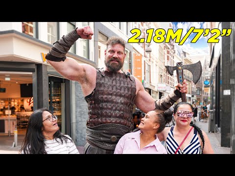 Видео: День из жизни голландского гиганта! (7 футов 2 дюйма/2,18 м)