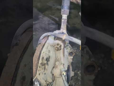 Видео: Замена шаровых опор Mitsubishi Pajero sport,  L200