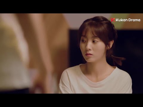 Видео: Она была в прямом эфире, а ее парень тепло помогал ей.