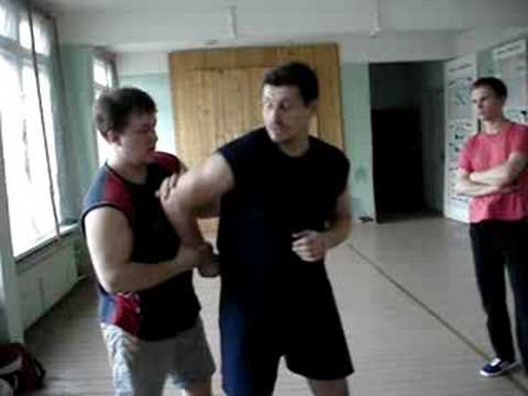 Видео: Уходы от заломов и бросков (2)