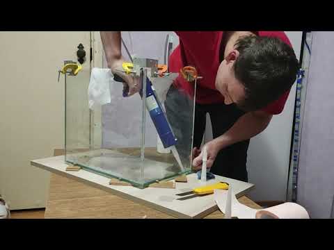 Видео: Клею аквариум с просроченного герметика.