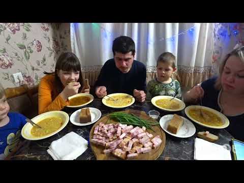 Видео: мукбанг любимый борщ с копчёным салом