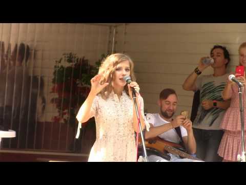 Видео: Лиза Арзамасова читает стихи