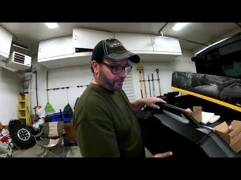 Видео: Установка монтажного комплекта для оружейного кейса LINQ и оружейного кейса LINQ на мой Can-Am HD...
