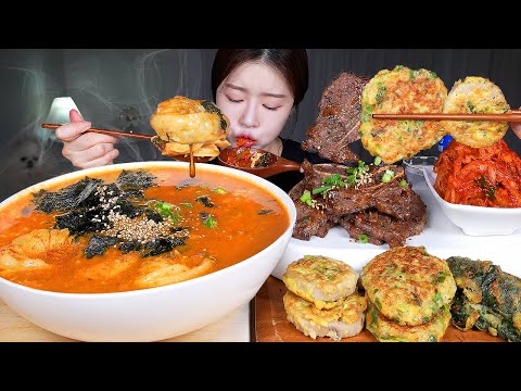 Видео: ASMR MUKBANG | Острый рисовый суп с клецками 🔥 Говяжьи ребрышки на гриле, корейские блинчики!