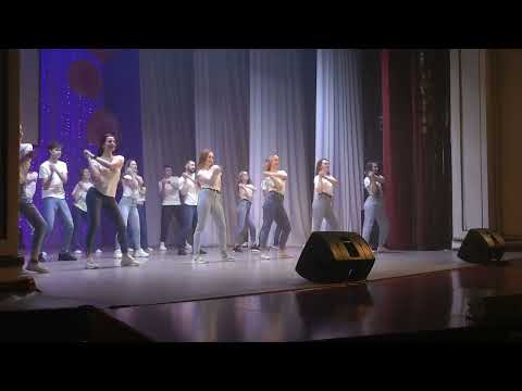 Видео: "Пока мы молоды" - танец выпускников ХА "Конфетти" разных лет