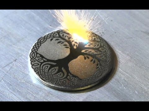 Видео: Маркировка волоконным лазером ЧЕРНЫЙ ГЛЯНЦЕВЫЙ на медальонах из нержавеющей стали