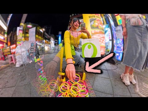Видео: Дарим светящийся в темноте браслет на горячей улице Кореи!