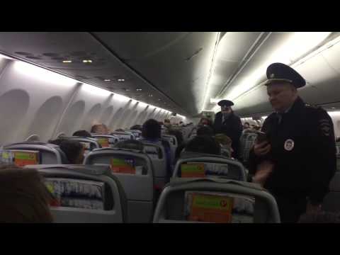 Видео: Дебоширы в самолёте.