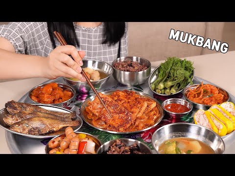 Видео: Готовим Mukbang :) Давайте наслаждаться едой, полной подносов.
