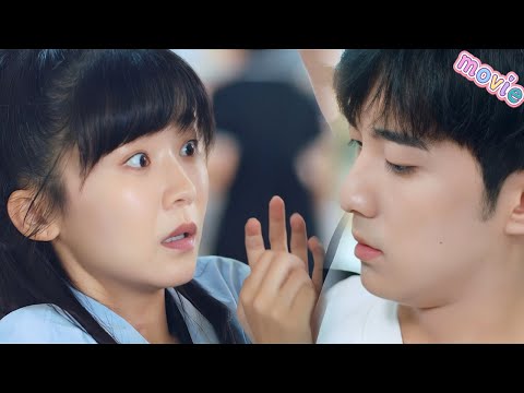 Видео: Самый холодный в школе проходил мимо… пока она не упала в его объятия💔🔥