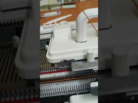 Видео: Тисненый ажур на вязальной машине
