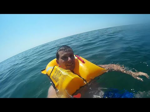 Видео: Тестируем самонадувающийся спасательный жилет с Aliexpress (life jacket). Работает или нет?