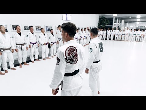 Видео: Рафаэль Мендес | Подробности приёма «Belly Down Armbar» от De La Riva | artofjiujitsu.com