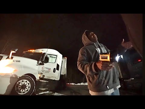 Видео: Дальнобой США.. Зимние приключения.. Или как мне заехали в прицеп…