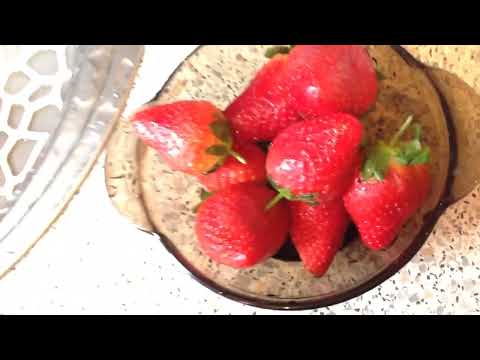 Видео: Let`s cook! Молочный коктейль из клубники и бананов.