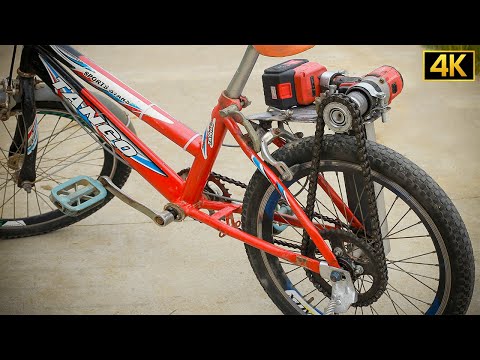 Видео: Отличная идея! Фермер прикрепил ручную дрель к велосипеду и едет, как муха.