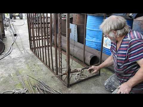 Видео: как одному легко кастрировать хряка. клетка для фиксации.