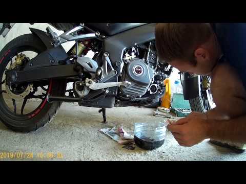 Видео: Замена масла на мотоцикле Kawasaki Bajaj Pulsar NS  200