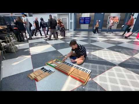Видео: Охрана чуть не помешала мне починить это общественное пианино.