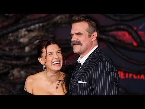 Видео: «Игривое» воссоединение Милли Бобби Браун на красной дорожке с Дэвидом Харбором анализируется спу...