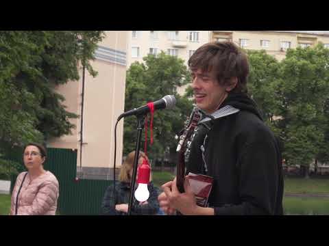 Видео: «Просыпайся, любимая...». Поёт парень на Патриарших прудах (17 июля 2020 г.)