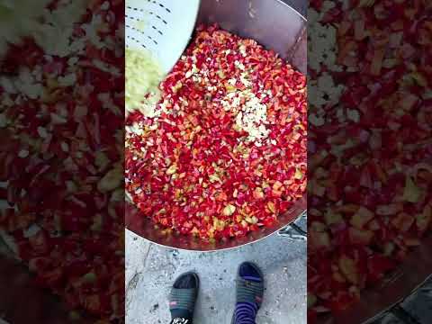 Видео: Бабо, как се прави домашна лютеница с купешкия вкус! Толкова вкусна, че не мога да спра да я ям.. 😯