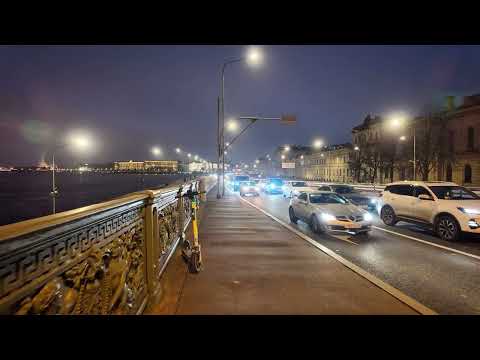 Видео: прогулки по Ночному Петербургу - Петроградская, Петровская набережная, Аврора, рыбаки без рыбки