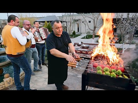 Видео: Я в Армении! Сочные кебабы и ужин с «Поедем, поедим!»